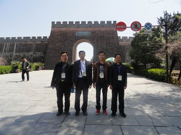 福建省泉州市安溪霞春汪远、汪济圣（贵今）、汪振宏、汪再生、出席宗族寻根与旅游学术座谈会及民俗活动合影