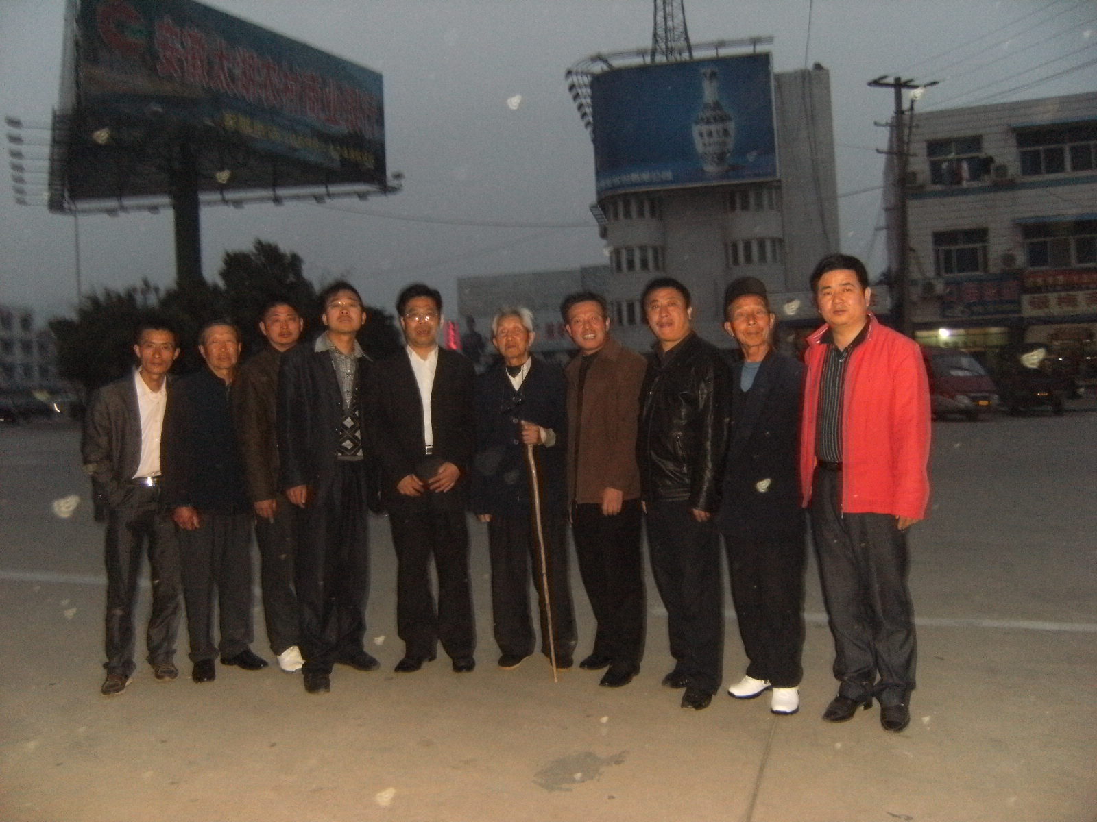 与湖北省十堰市上津镇的礼波等宗亲合影留念