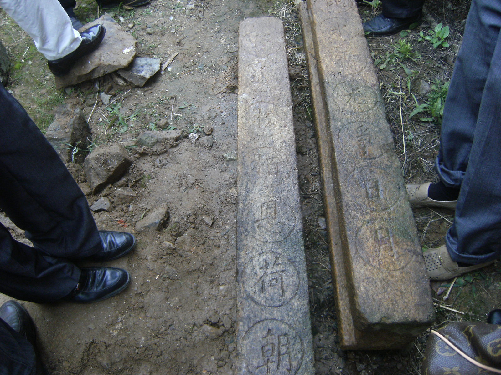 到天华镇黄镇村现场察看圣旨碑情况时的照片 013.jpg