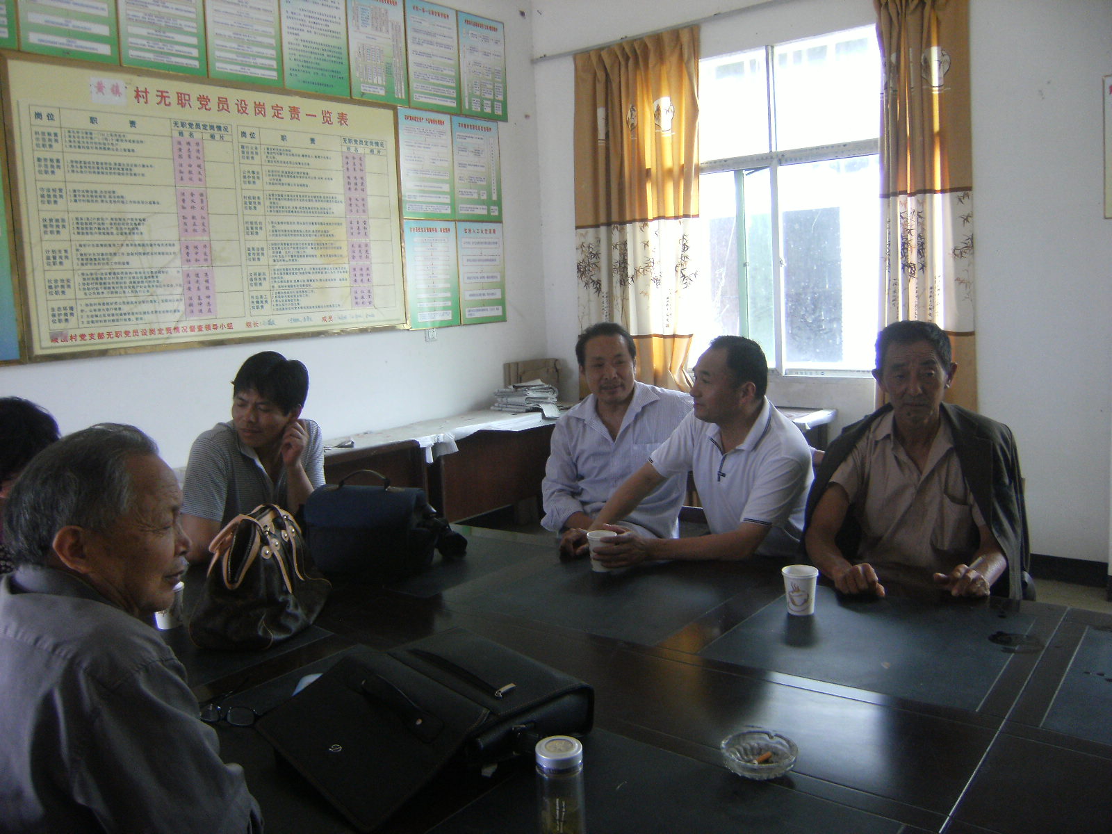 到天华镇黄镇村现场察看圣旨碑情况时的照片 003.jpg