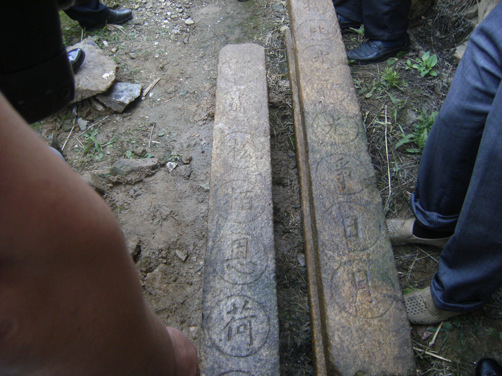 到天华镇黄镇村现场察看圣旨碑情况时的照片 012.jpg