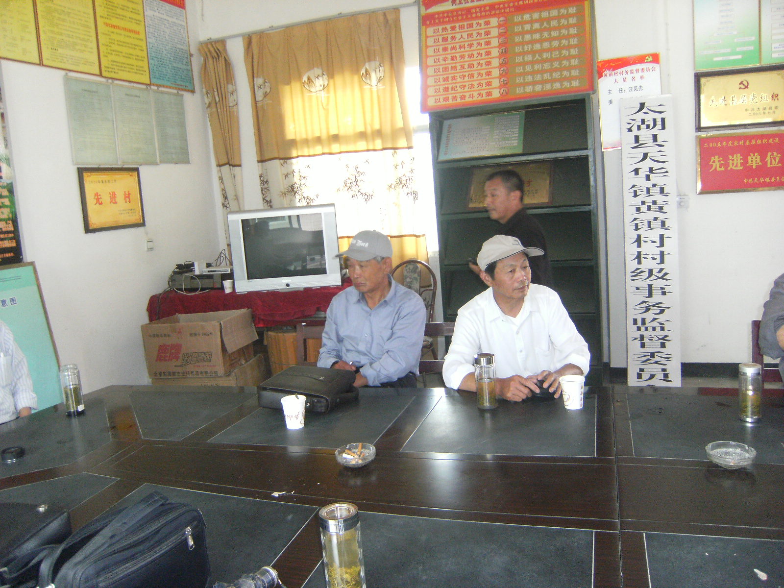 到天华镇黄镇村现场察看圣旨碑情况时的照片 004.jpg