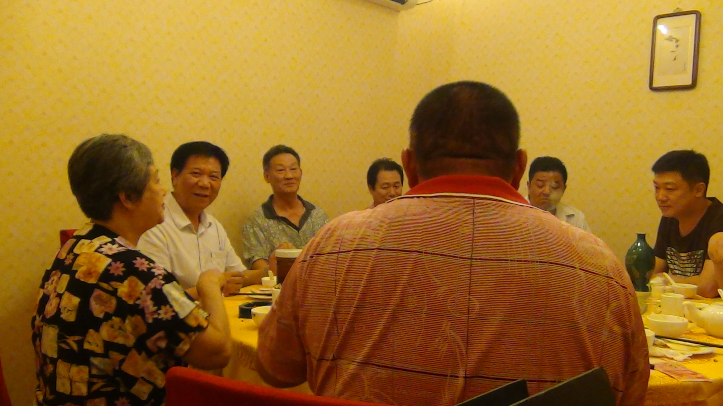 中午将军和夫人儿子汪波、政委、子明、汪鑫我们想聚在一起