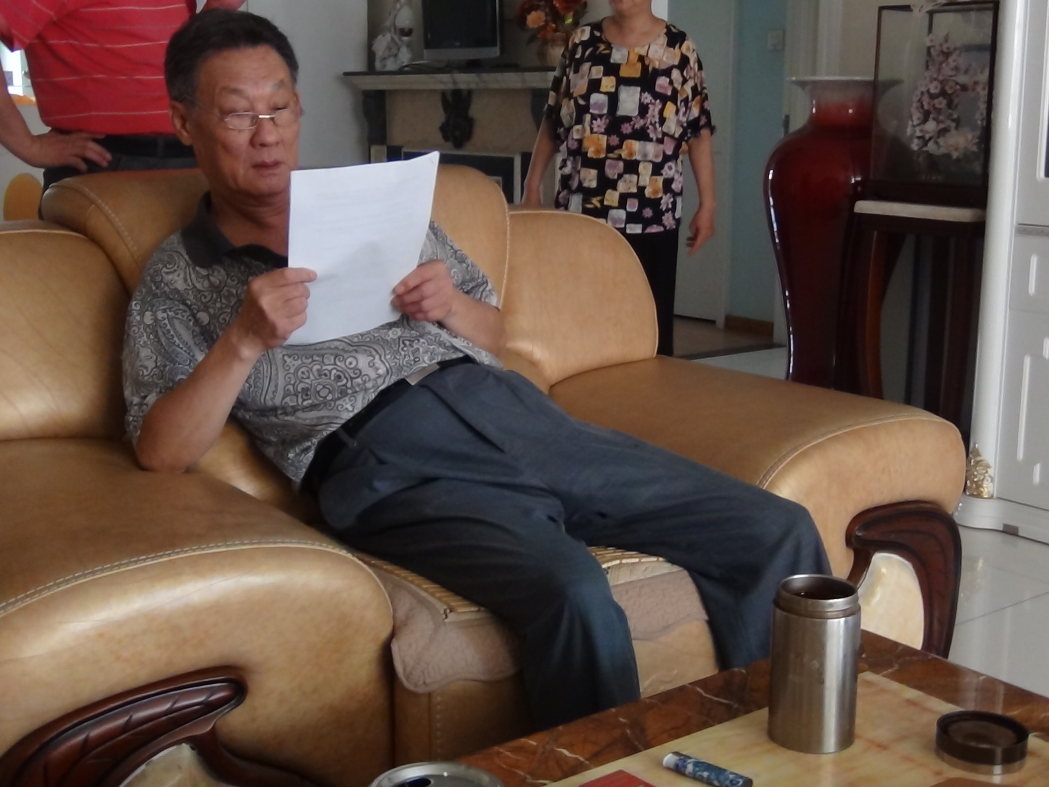 上午将军在家看六安汪氏资料