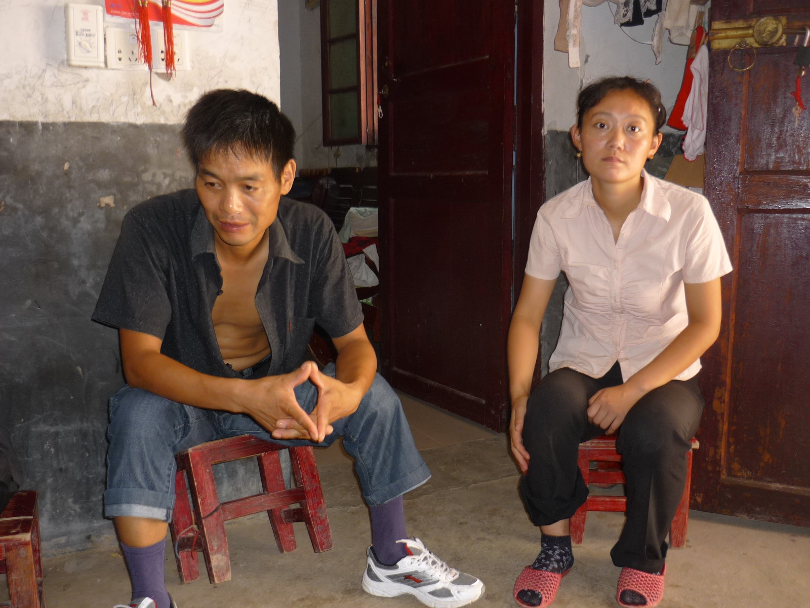 夫妇二人期盼眼神