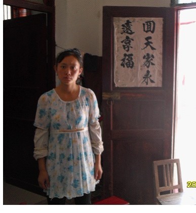 这是汪永发的妻子，虽然汪会长语重心肠的话，和贾书记热心关怀，在现场我依然看了，她的惆怅？？