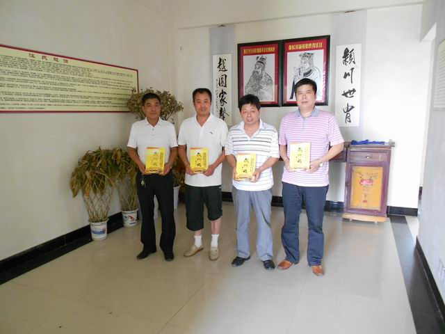 受书着合影留念