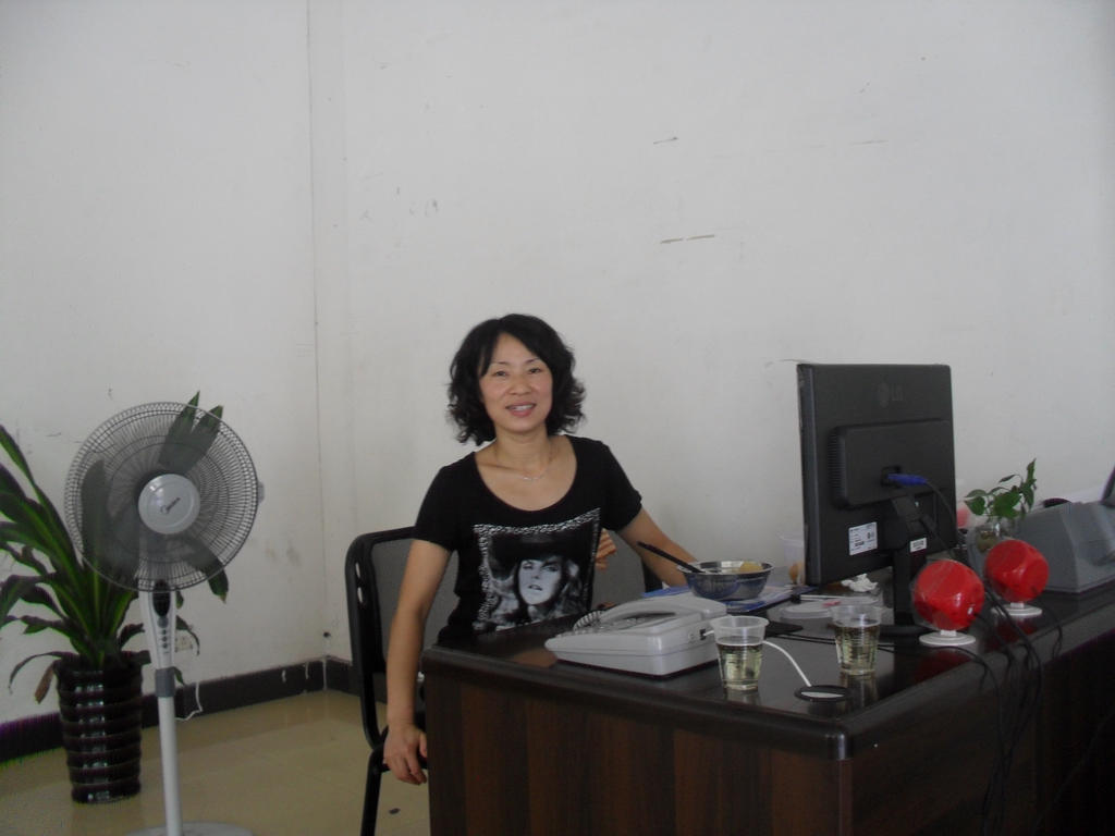 我刚走进门.祝华本家就起身迎接我们,