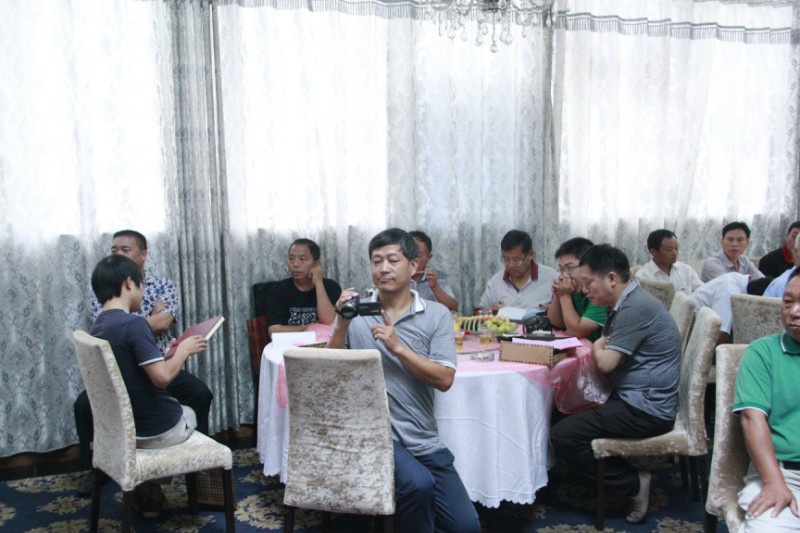 7.汪氏通宗世谱编委、湖北仙桃的汪新才与会，并进行摄像。