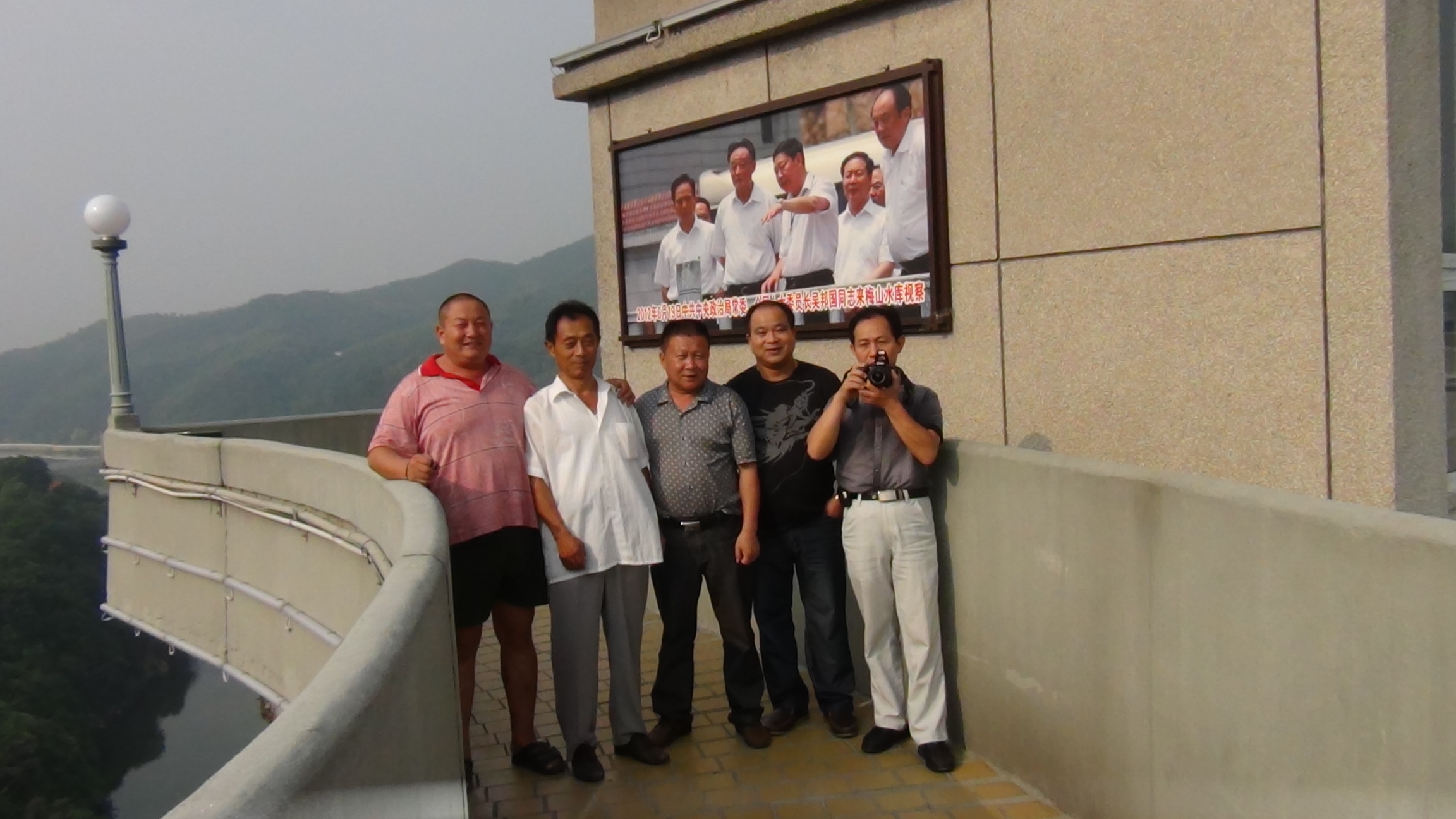 汪永红来金寨---在梅山水库大坝（中间汪永红）