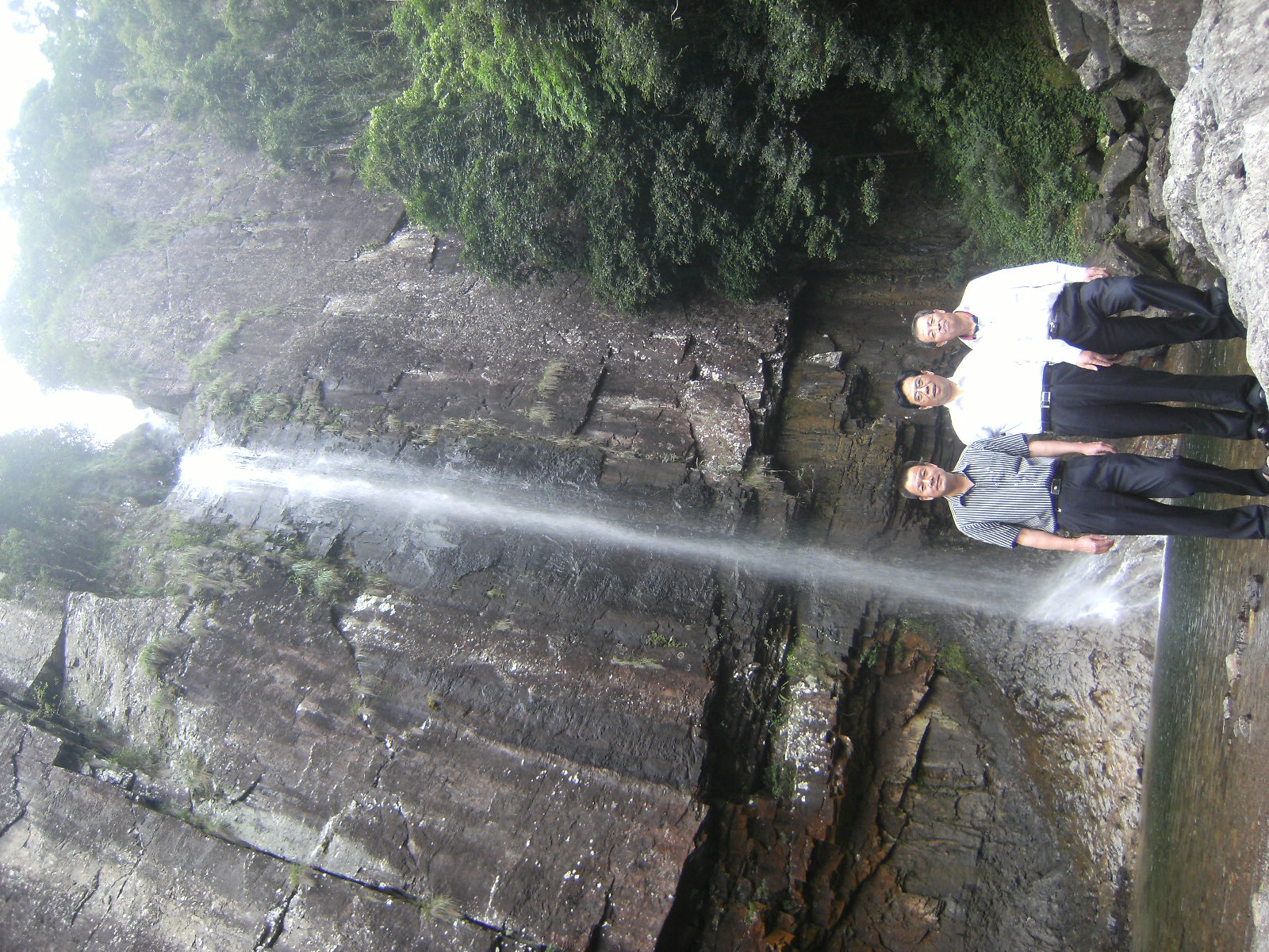 在赤壁瀑布与崇芳合影