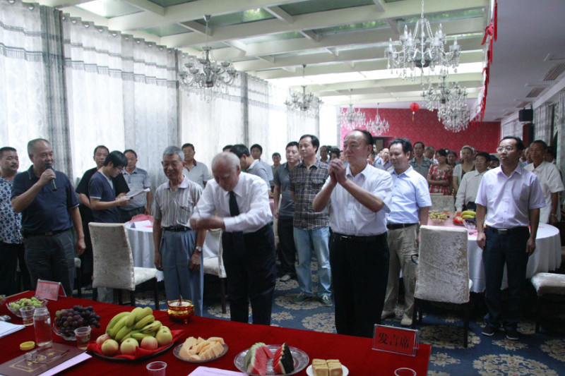 2.总联络人、会议总策划、主持人、原株洲市政协秘书长汪世维与原醴陵市副市长汪克云（左）合影