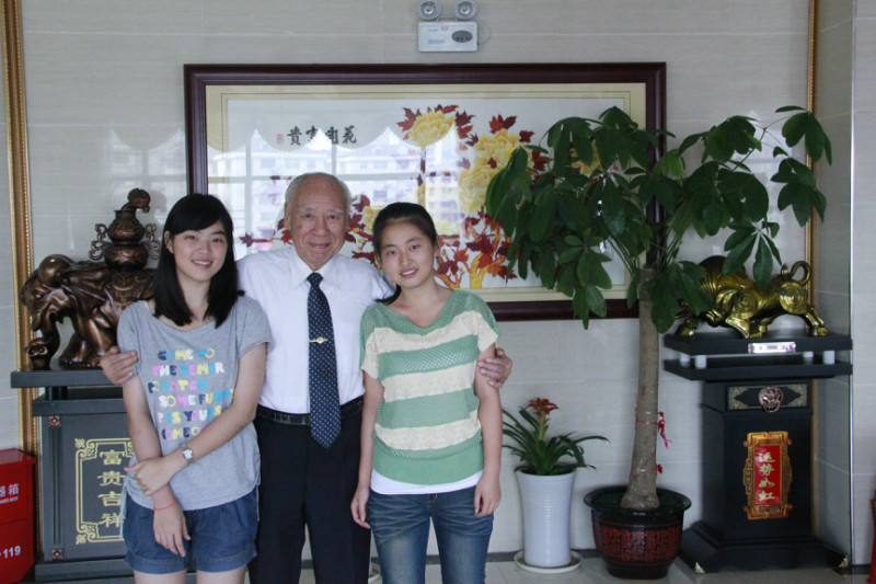 1.总召集人、台胞、87岁的汪云裳与汪光武的女儿及宗亲合影。