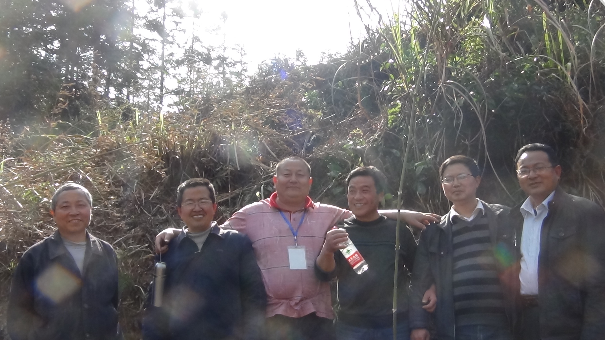 桐城汪兴吾、汪红兴两位老师在墓地合影