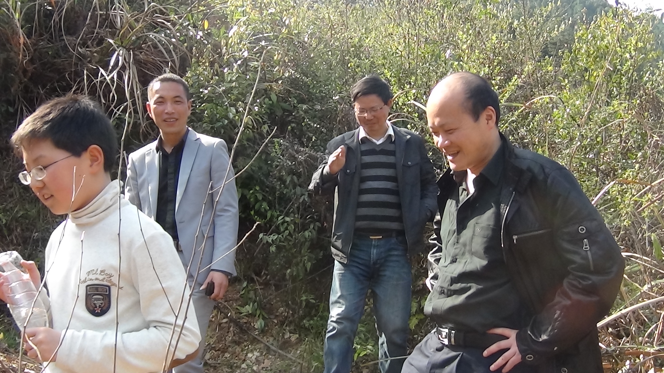 久玲叔正在解说修茸墓地前期工作