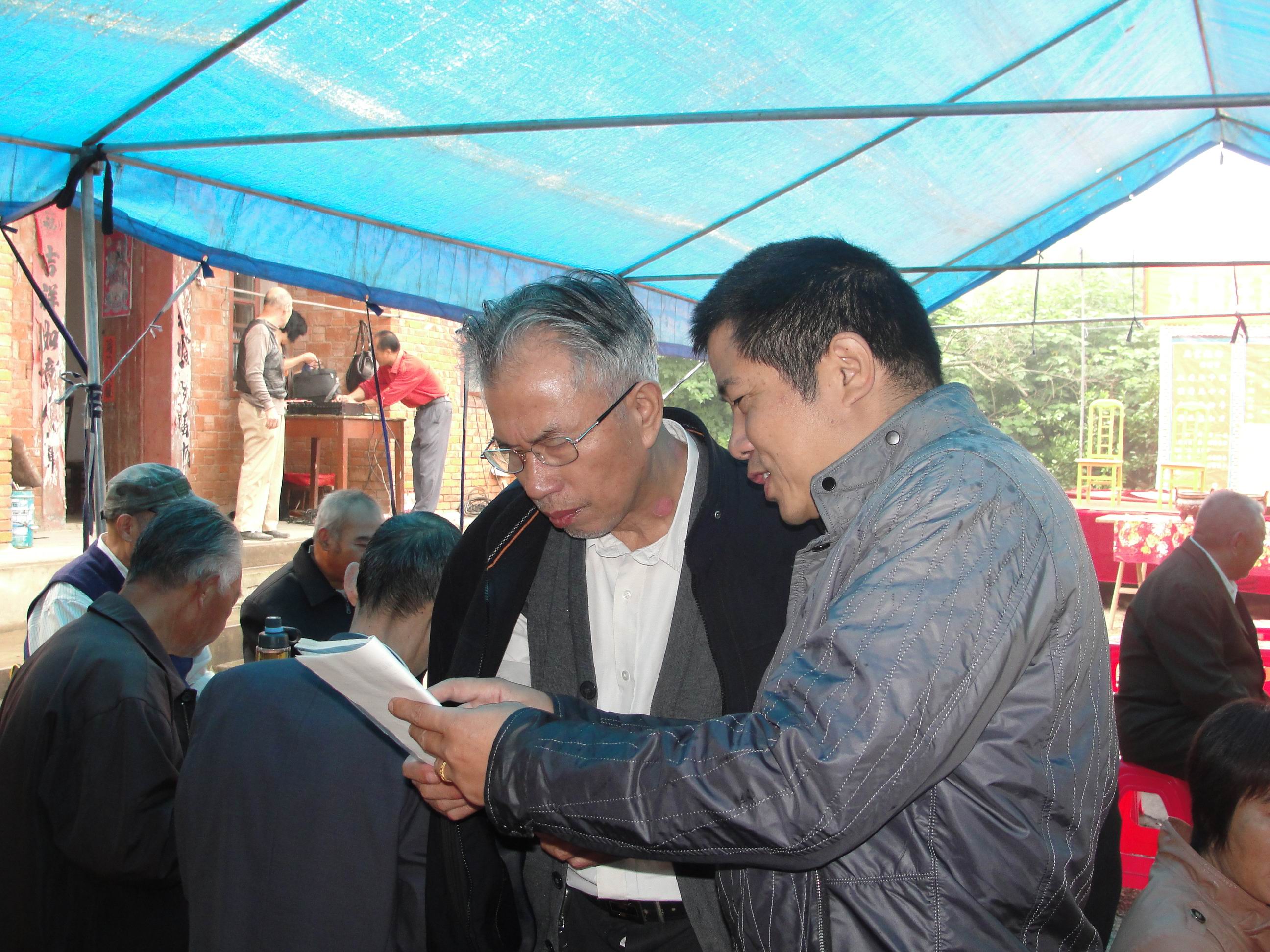 请亮翁看我抄录的家谱。