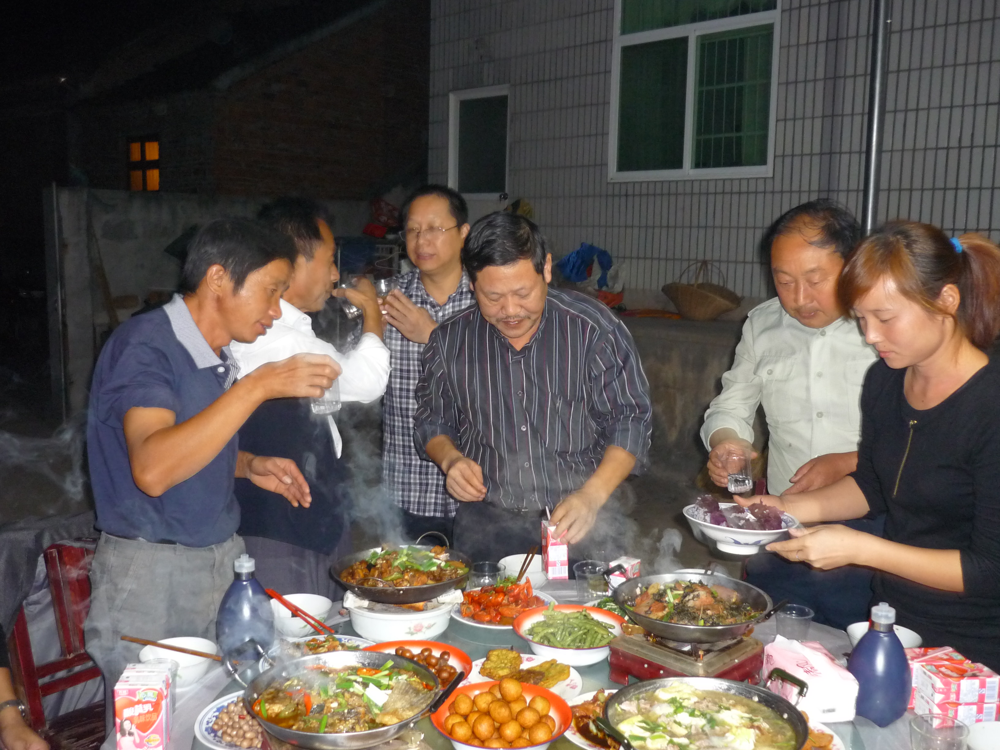 我家女儿汪乃燕在上菜