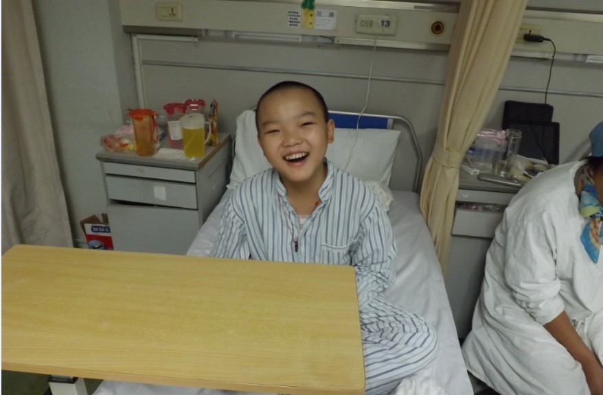 病床上的小汪濤仍顯樂觀