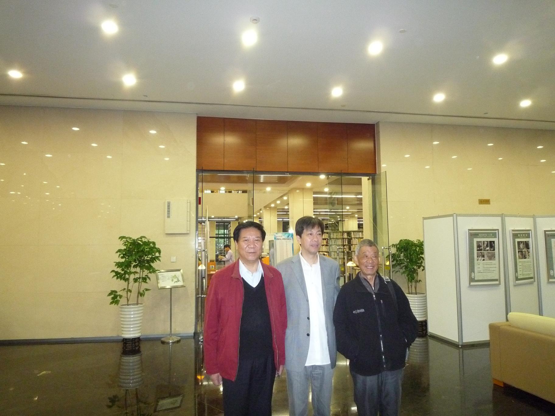 与杭州图书馆馆长褚树青合影