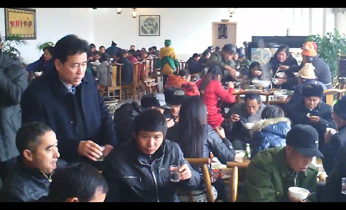 族长汪泽湘为各位宗亲敬酒