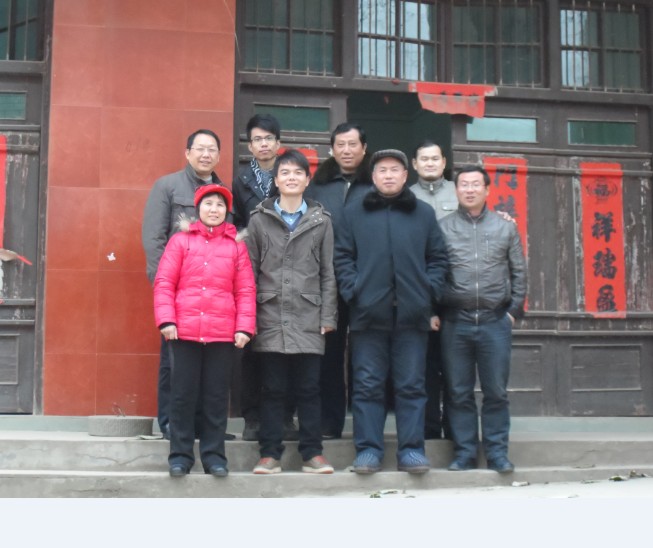 在亮翁家门前合影留念