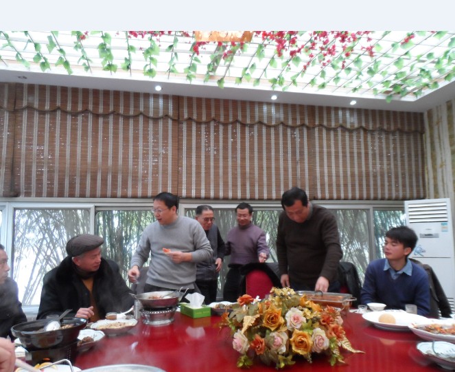 敬酒时耀翁让了空间，请耀翁坐