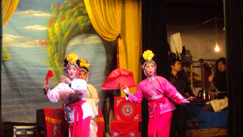 在开谱其间,汪山村演大戏