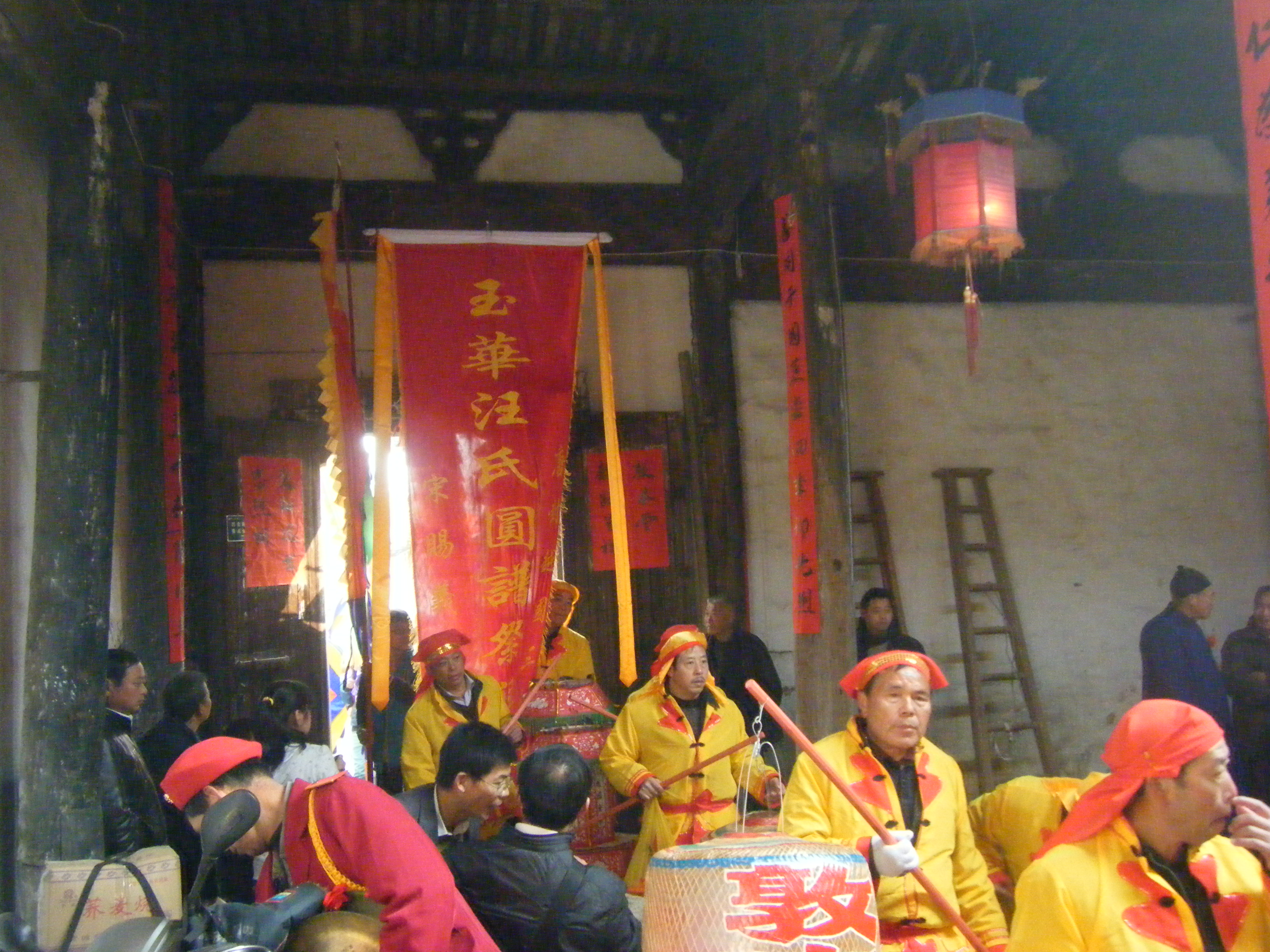 祭祀队伍进入越国宗祠