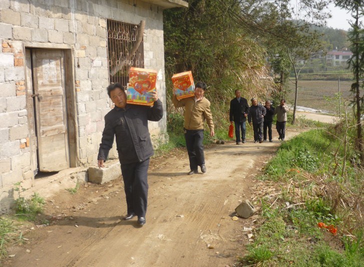 铁佛四子佰廉公汪党威、罗田汪家国等一行五人扛着烟花早早来了！