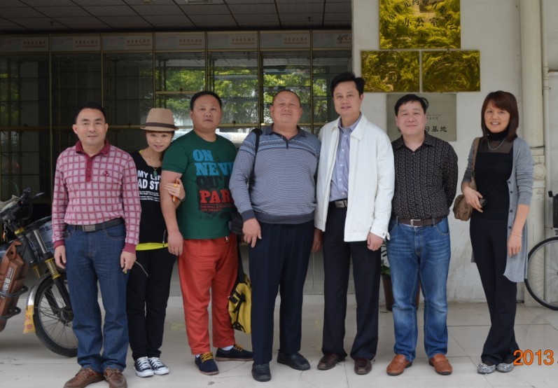 在科元会长办公室递交了金寨招商册子，并在地图上查找了金寨地理位置，中午盛情接待了我们和四川两宗亲！