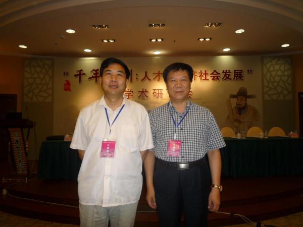 左为汪炜新会长