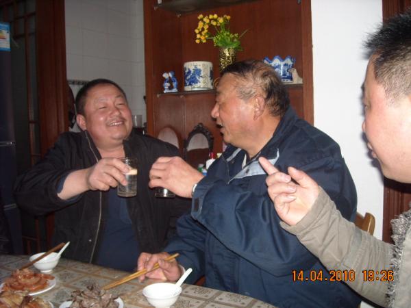 来一杯祝仁华、亦强开开心心走走汪家路、叙叙汪家情！