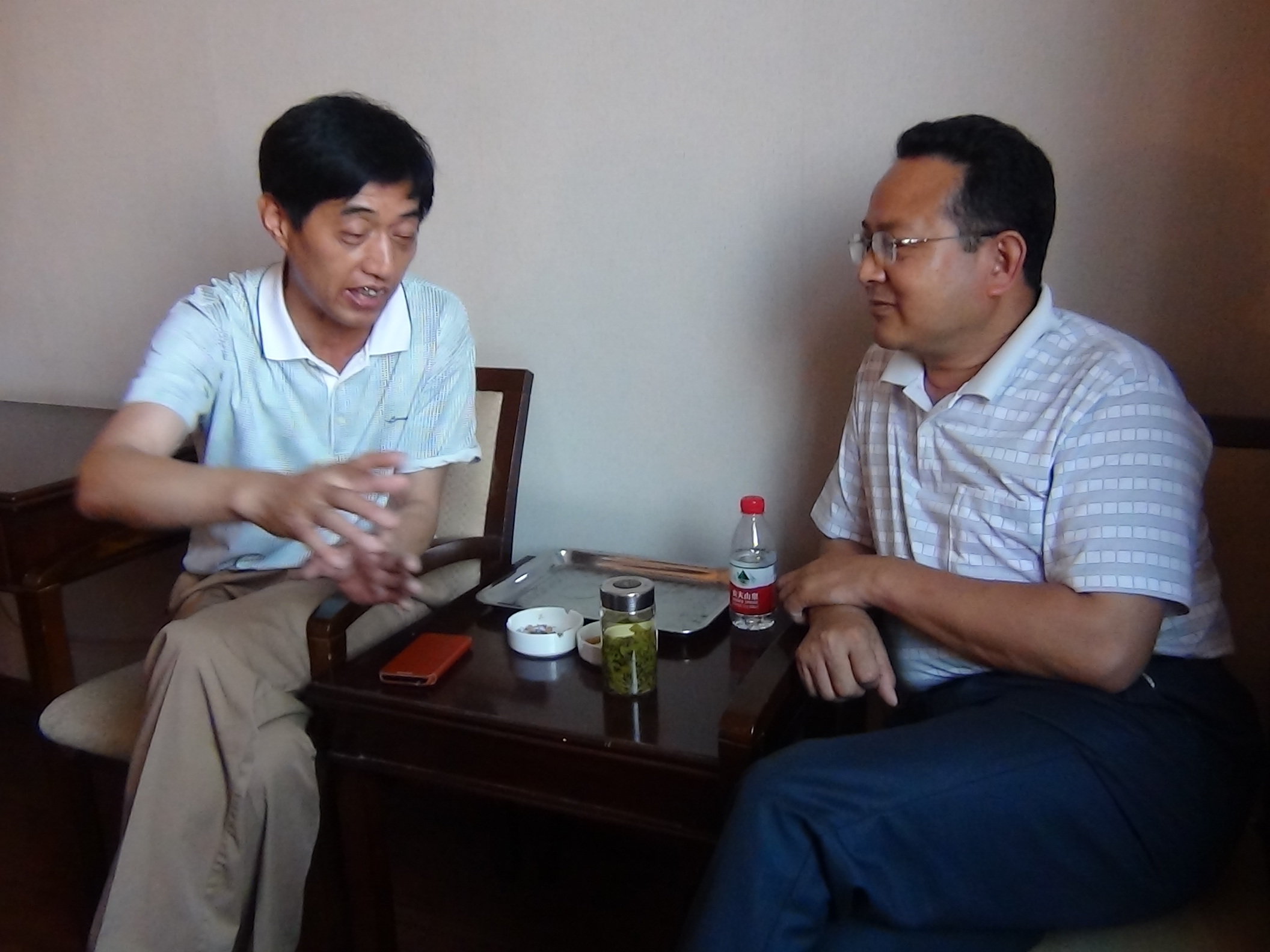 宗谱部两位专家长富先生与兴吾在房间为通谱谈的更浓