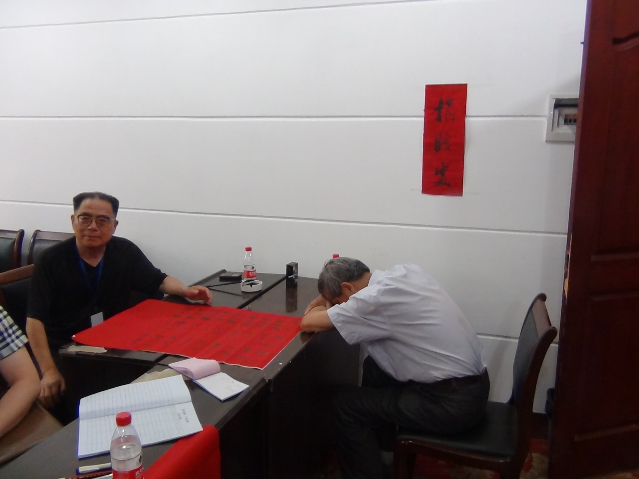 任劳任怨的汪振耀老先生记好每一笔捐款、一位不知老先生为筹备会小睡一会太辛苦了