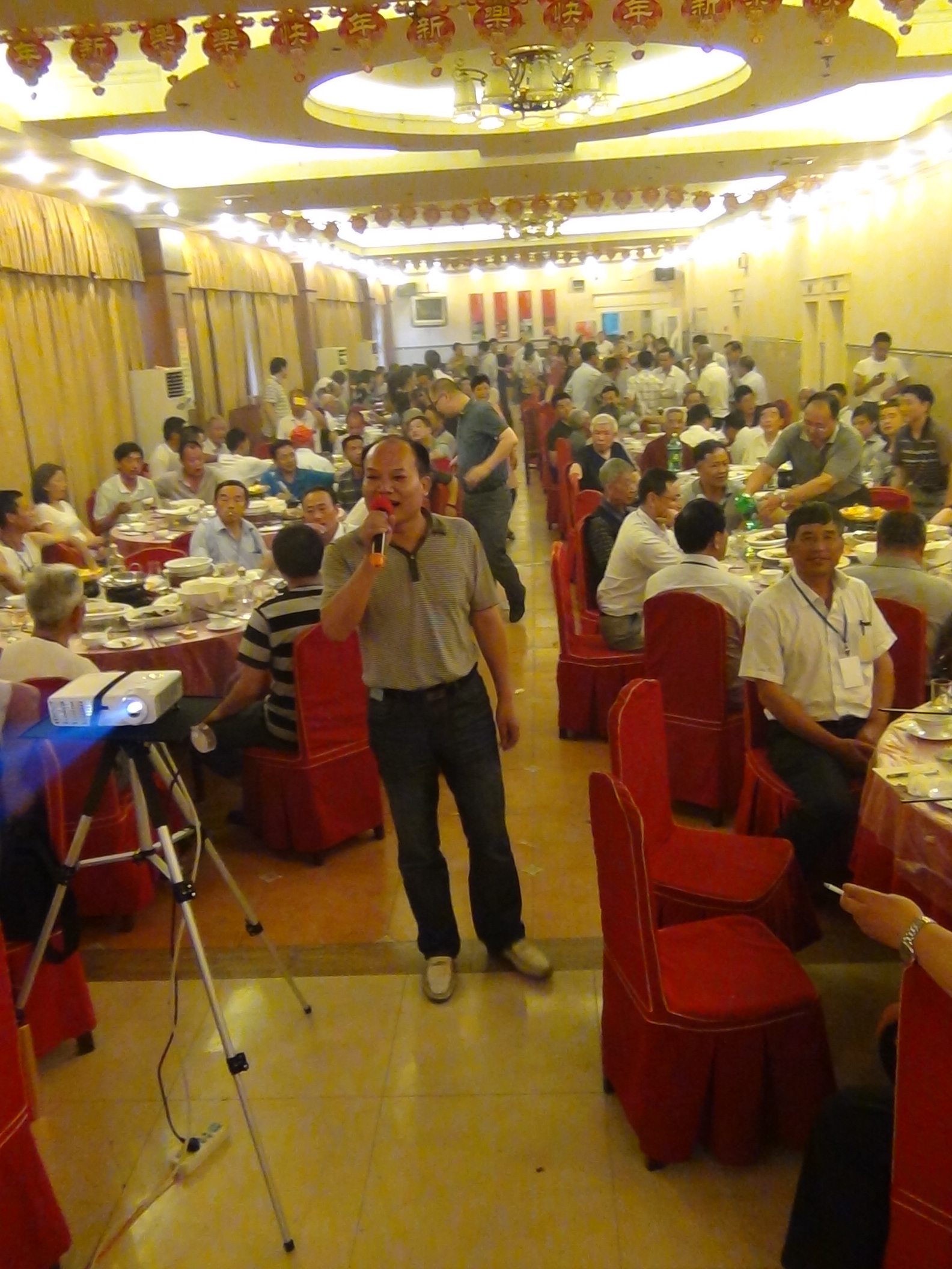 明立会长亮一首为晚宴助兴