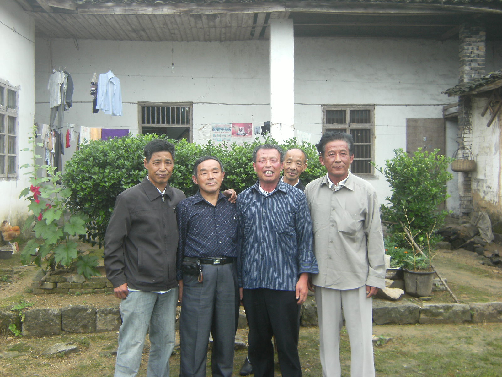 与主编汪兴良等人合影留念