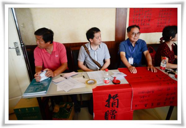 在会议厅接收捐献