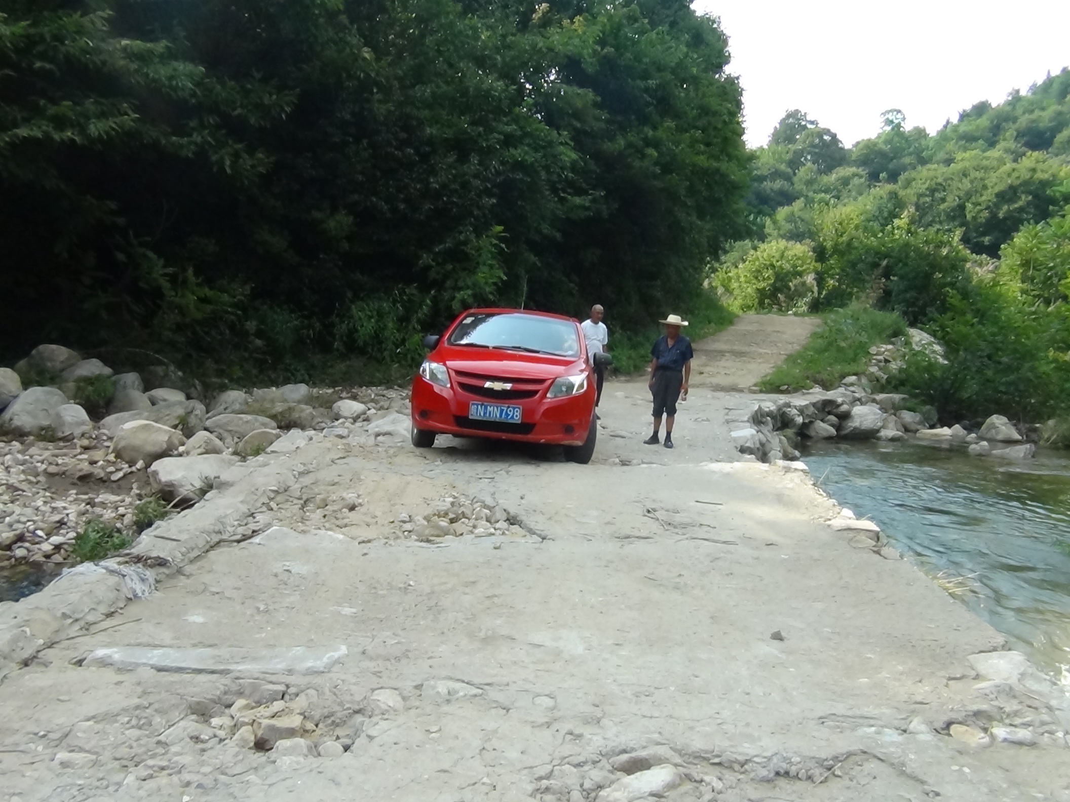 坚难行走河道路