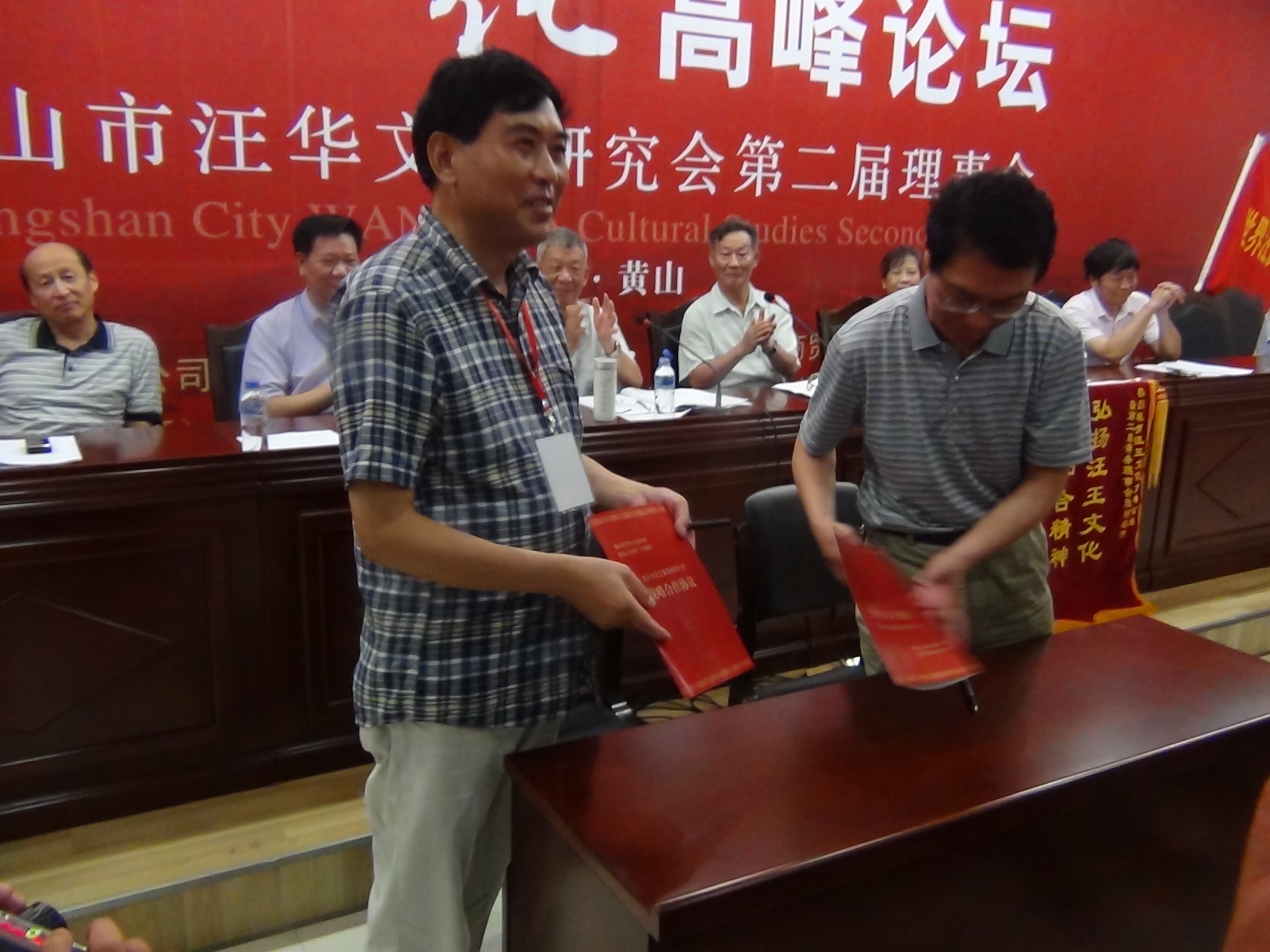 全国汪氏宗亲最关心事情终于盼到——市有关领导与会长汪炜签定了汪王墓园里一切杂坟迁移