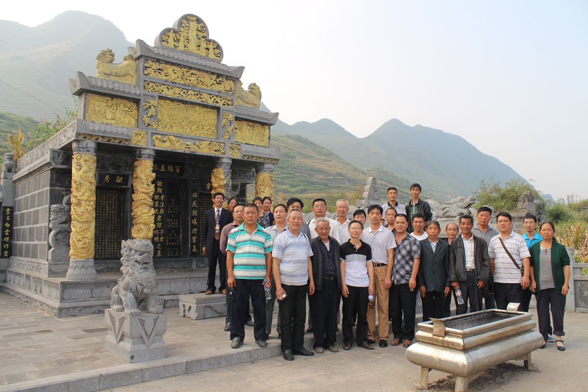 理事长汪义富和汪广仁、汪长富、汪洋海、汪国春等宗亲在墓前合影纪念