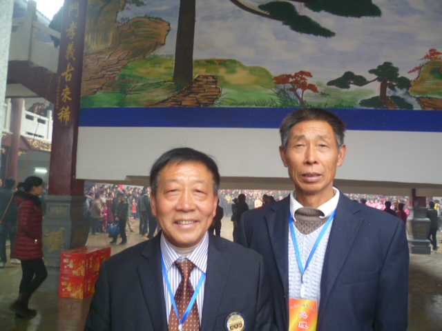 通山宗亲会会长焱春（左）与副会长庆展