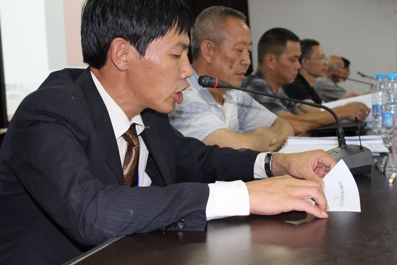 新当选的副理事长镇雄籍汪建宗作表态发言