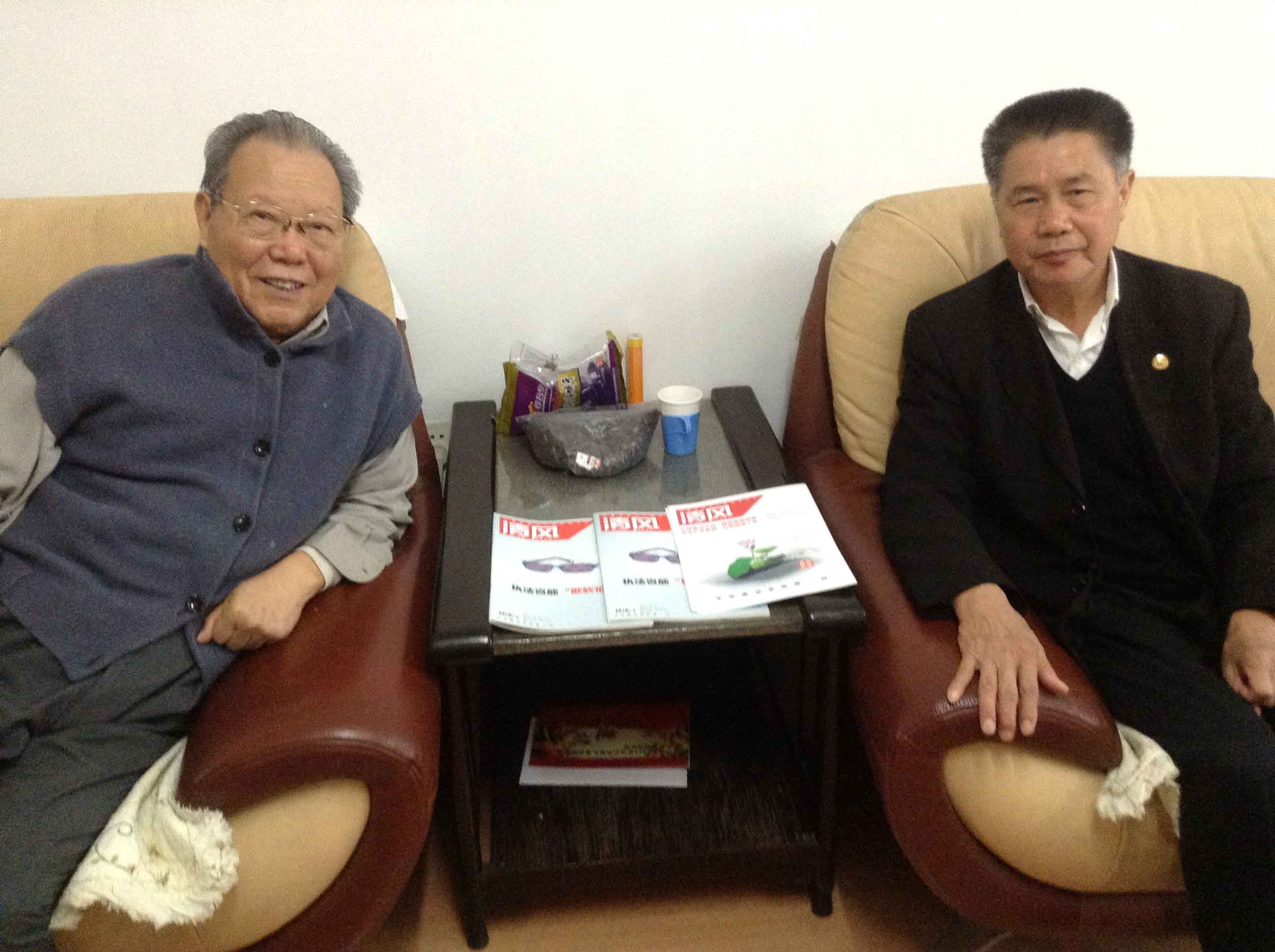 汪太理教授在北京向华夏廉洁文化研究会特邀顾问、中央组织部原部长张全景（左）汇报第六届中华廉洁文化论坛