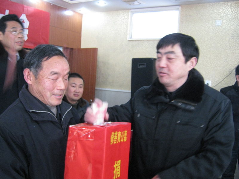 太湖县圆山酒店老总汪献国现场捐款5000元