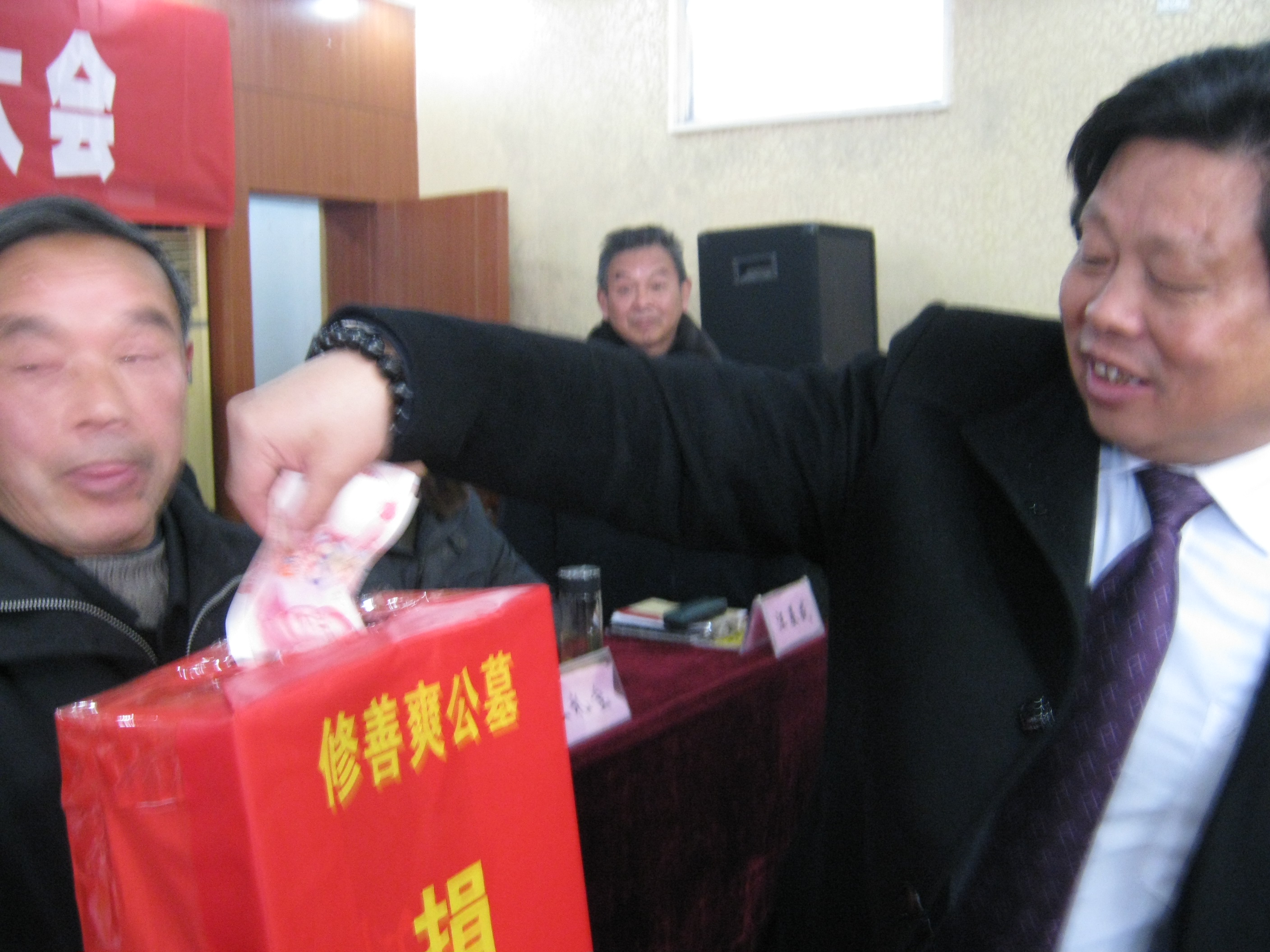 汪海洋在为修葺爽公墓捐款