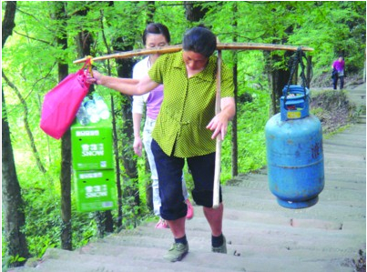 今年50岁的汪美红一挑就是16年