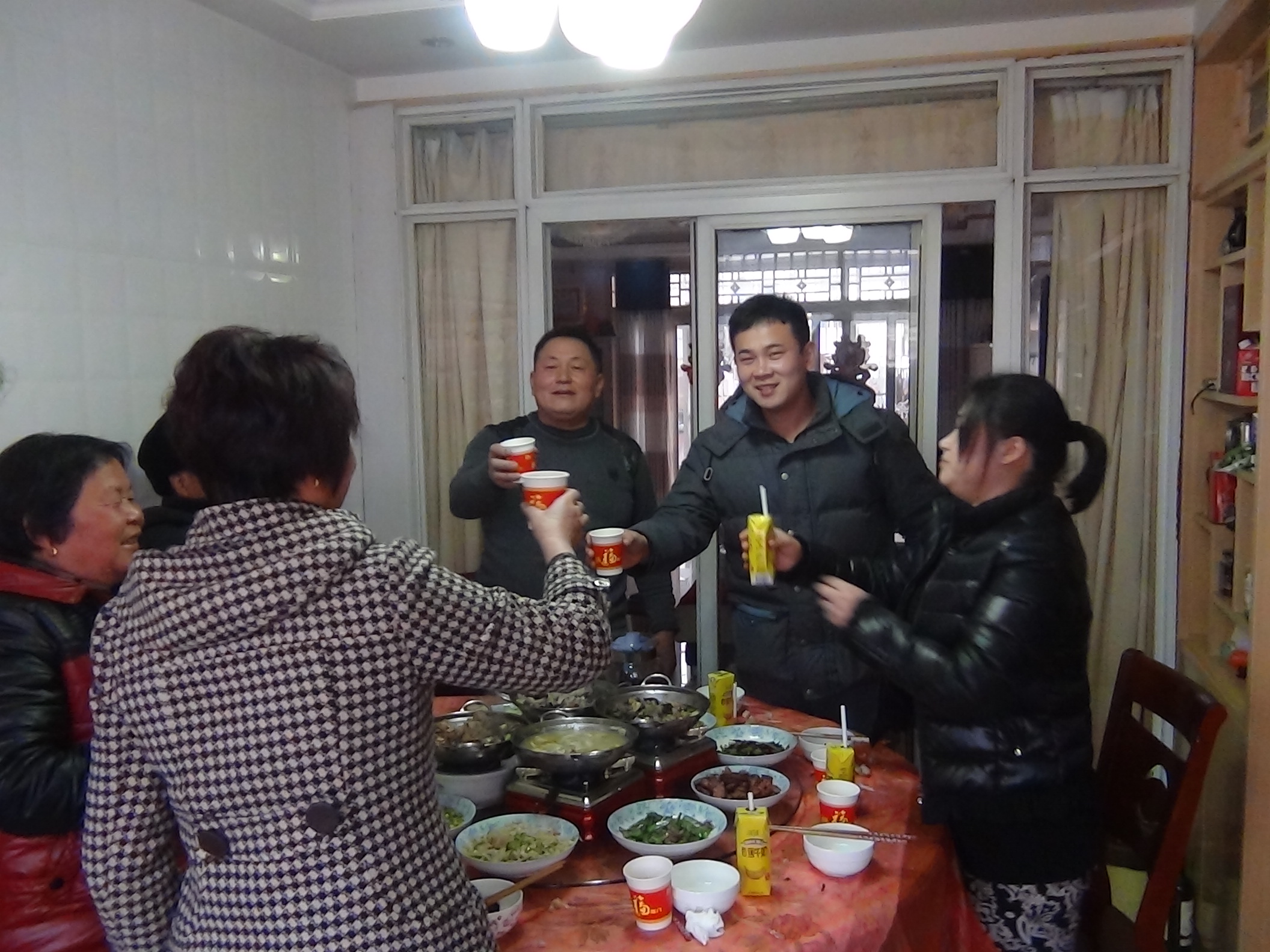 给各位宗亲拜年那干一杯。