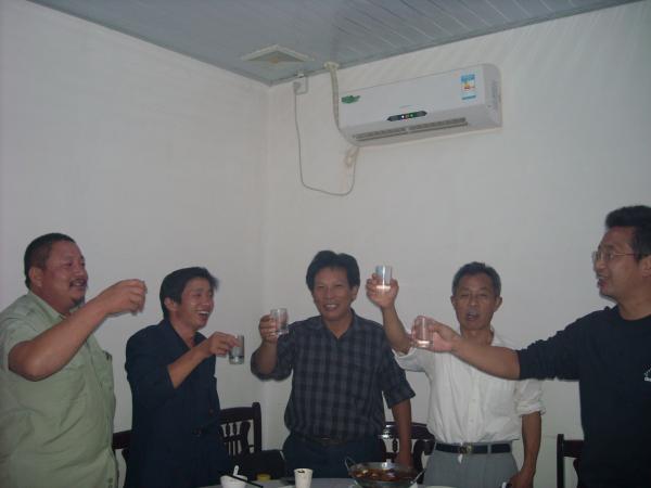 汪敬军09年初来金寨我和汪立品汪从乾汪炜老师四人为团长接风干杯